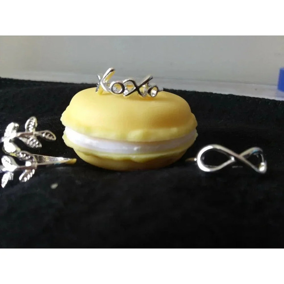 XOXO Ring Gift Set - Infinity, Leaf, & Love Rings in Macaron Case - Picture 3 of 5
